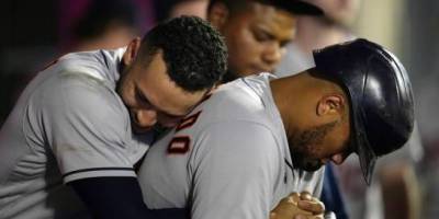 El jugador de los Astros de Houston Martín Maldonado (derecha) recibe el abrazo de su compañero Carlos Correa tras sacudir un jonrón solitario en el sexto inning del juego de la MLB que enfrentó a su equipo con los Angelinos de Los Ángeles, el 21 de septiembre de 2021, en Anaheim, California. (AP/Marcio José Sánchez)