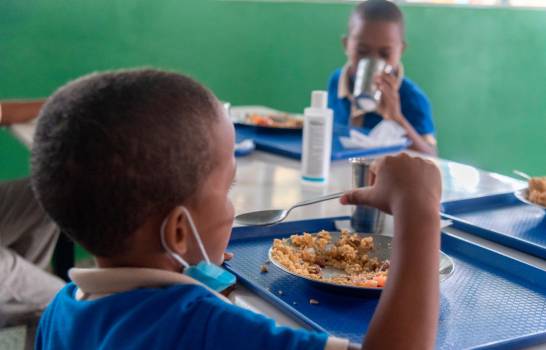 Estudiantes almuerzan en una escuela del Distrito. (PEDRO BAZIL)