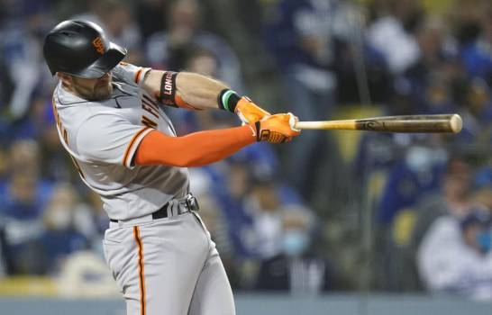 El jugador de los Gigantes de San Francisco Evan Longoria pega un jonrón solitario contra los Dodgers de Los Ángeles en el quinto inning del tercer juego de su serie divisional de la Liga Nacional, el lunes 11 de octubre de 2021, en Los Ángeles, Estados Unidos. (AP/Ashley Landis)