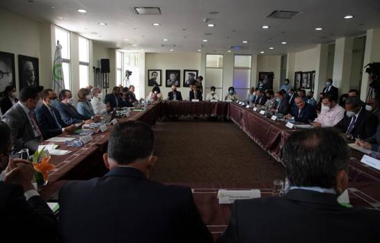 El presidente Abinader con los participantes en el Diálogo Nacional en el Consejo Económico y Social. (MASSIEL BECO)