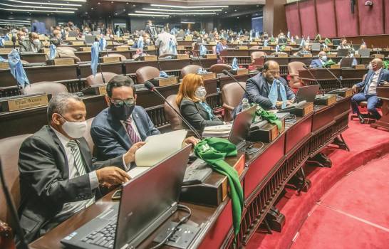 Los diputados y senadores han sido muy cuestionados por las exoneraciones y otros incentivos, como los fondos de asistencia social. (ARCHIVO)