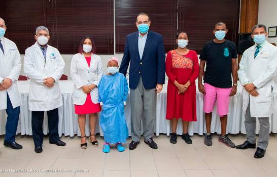 El equipo médico del Hospital General Plaza de la Salud , junto a la paciente que recibió el primer trasplante pediátrico de hígado. (FUENTE EXTERNA)