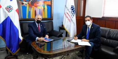 Ministro de Salud, Daniel Rivera y el presidente de la Lidom, Vitelio Mejía, durante firma de acuerdo. (FUENTE EXTERNA )