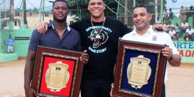 Desde la izquierda, Junior Valdez pitcher de liga menor de los Azulejos de Toronto; Juan Soto, de los Nacionales de Washington, y el Comicionado de Béisbol de Pequeñas Ligas (Cobepeli), el ex Grandes Ligas Quilvio Veras. (Prensa/Cobepeli)