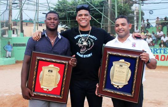 Desde la izquierda, Junior Valdez pitcher de liga menor de los Azulejos de Toronto; Juan Soto, de los Nacionales de Washington, y el Comicionado de Béisbol de Pequeñas Ligas (Cobepeli), el ex Grandes Ligas Quilvio Veras. (Prensa/Cobepeli)