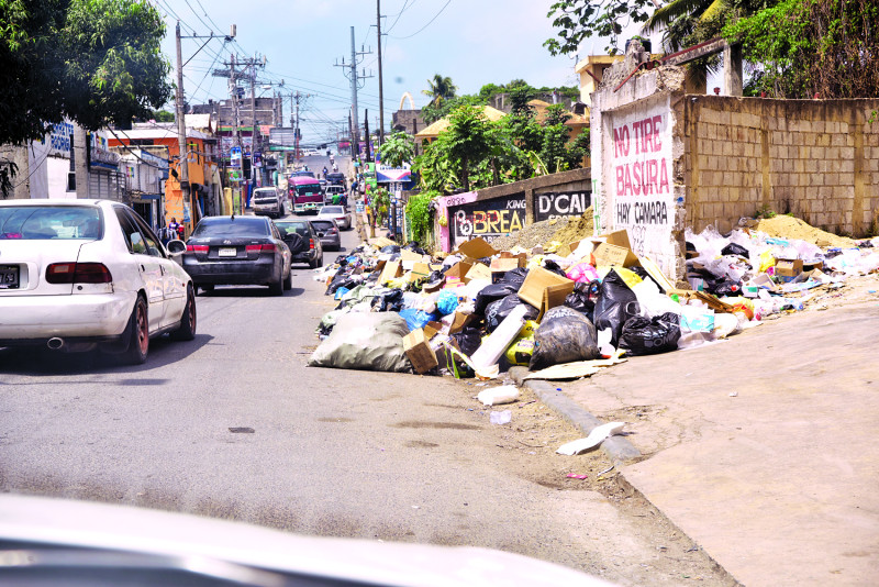 La basura arropa las principales calles del poblado de Los Alcarrizos