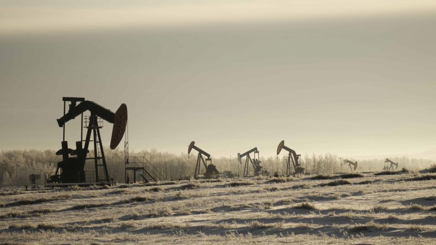 El precio del petróleo supera los 100 dólares por barril por la guerra ...