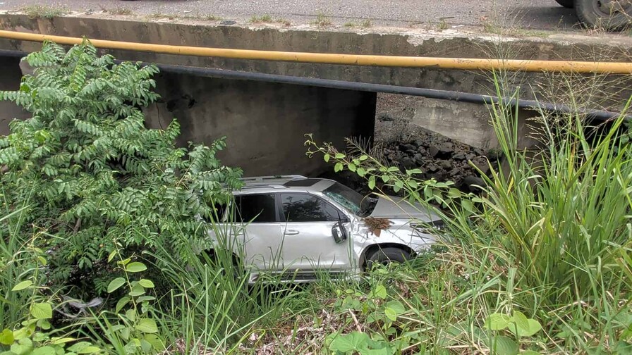 La gobernadora de Dajabón sale ilesa de accidente en que su yipeta cayó desde un puente en Bánica