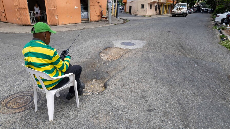 Trabajos de la Caasd dejan desnivel en calle de Villa Juana